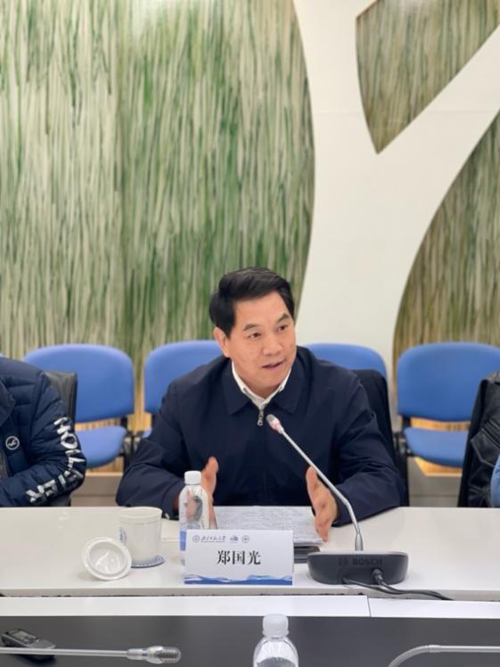 图片包含 人, 男人, 桌子, 前 AI 生成的内容可能不正确。