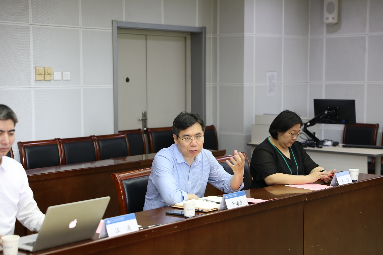 一群男人和女人在桌子边 AI 生成的内容可能不正确。